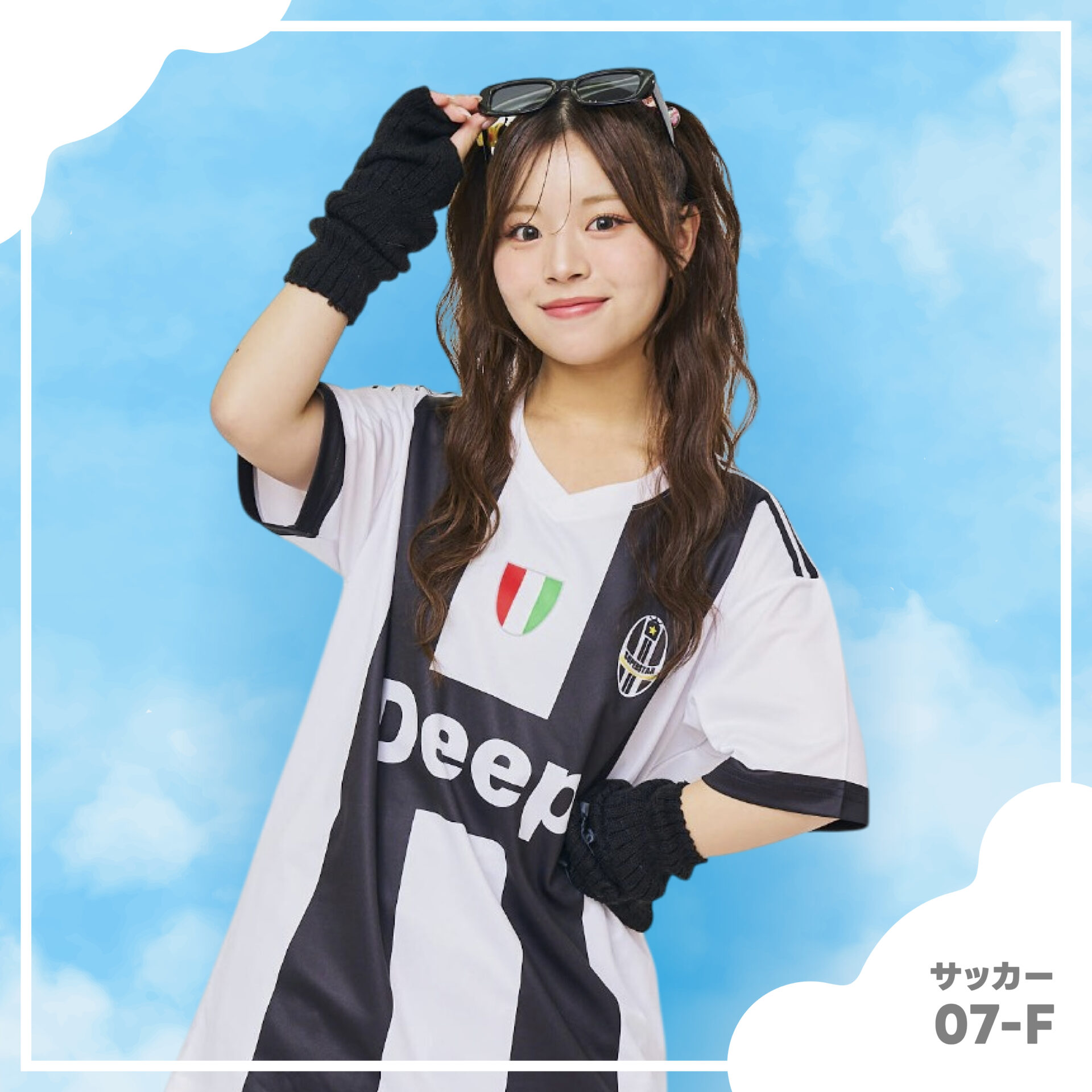 白×黒ストライプのサッカーユニフォーム風クラスTシャツを着た高校生モデル