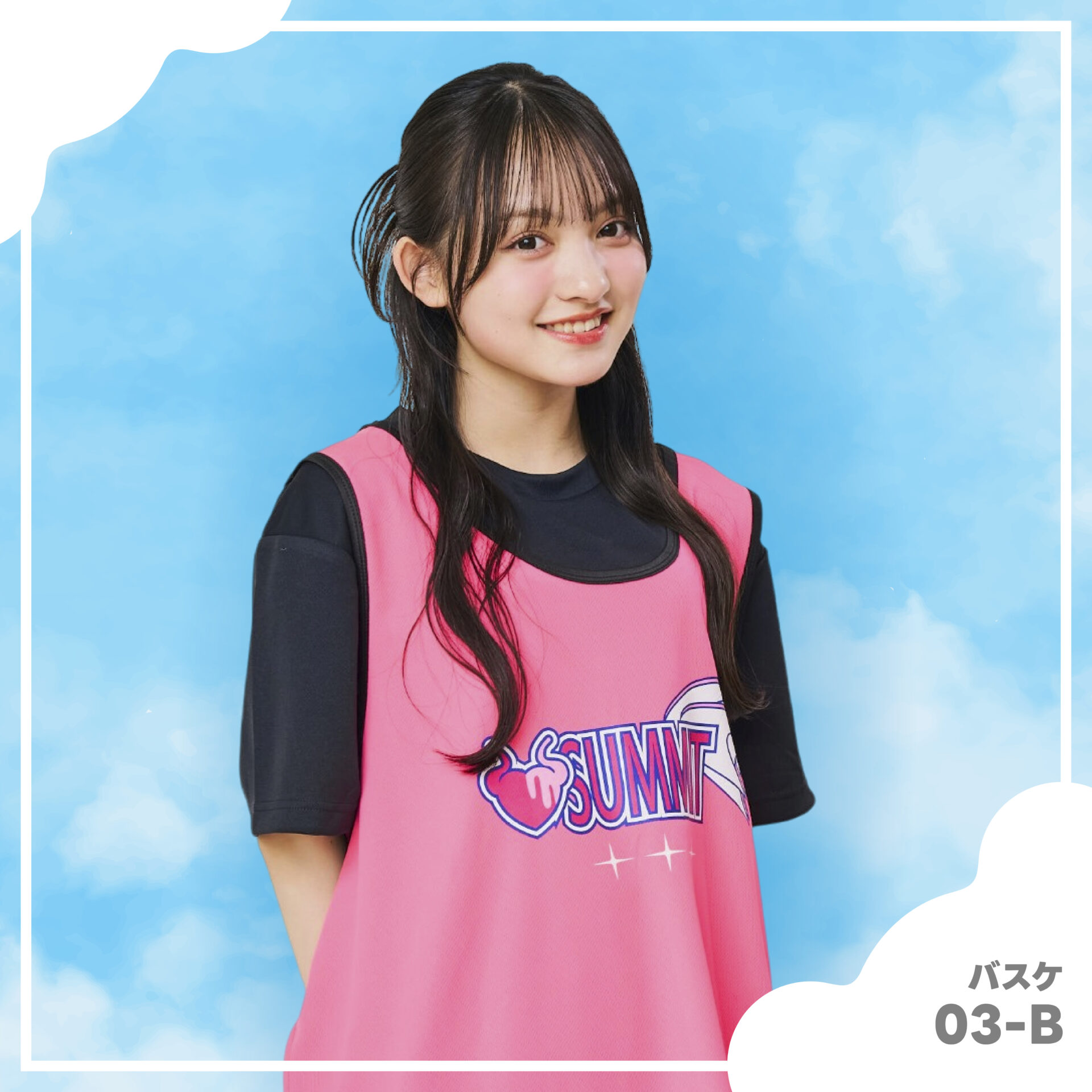 バスケビブス風クラスTシャツを着た高校生モデル